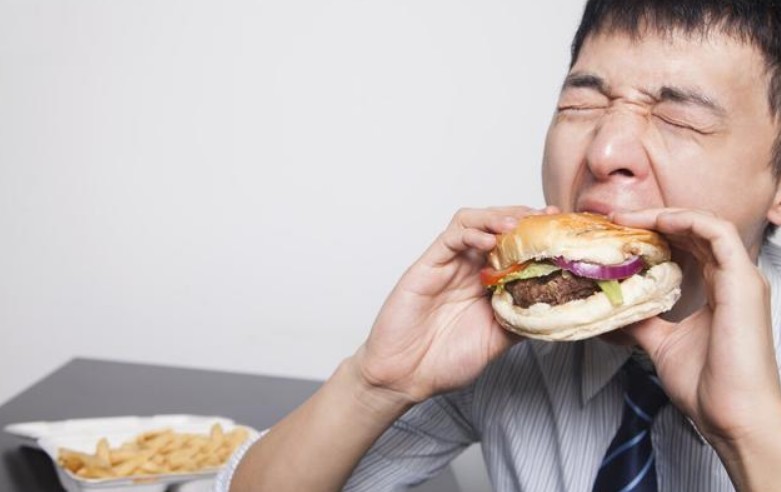 避免在過飽或進食油膩食物後服藥